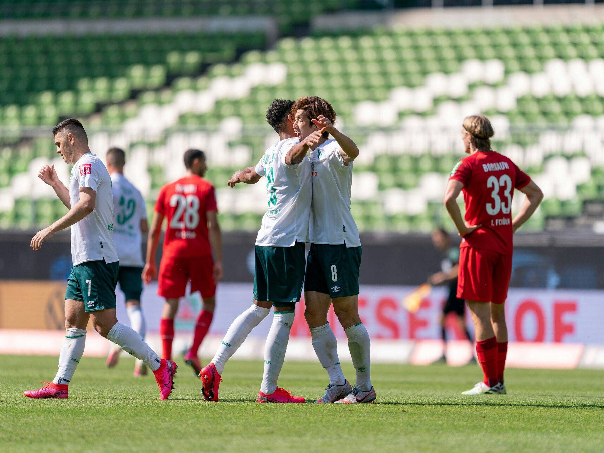 Bremens Milot Rashica (l.) und Yuya Osako umarmen sich nach dem Treffer gegen den 1. FC Köln.