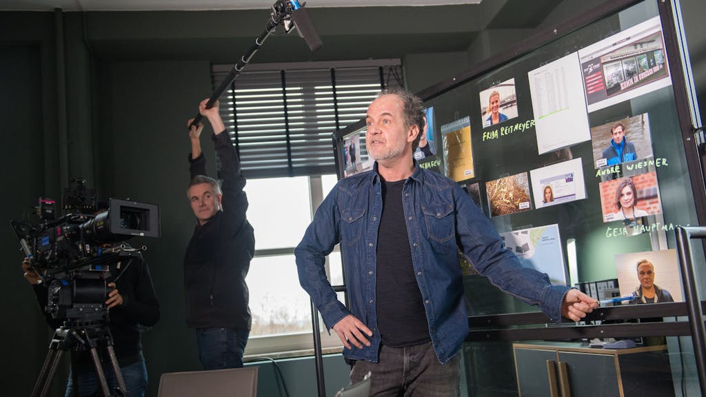 Der Schauspieler Marek Erhardt steht  während der Dreharbeiten zur ZDF-Serie „Soko Hamburg“ am Set.&nbsp;