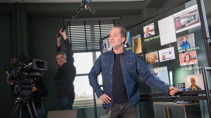 Der Schauspieler Marek Erhardt steht während der Dreharbeiten zur ZDF-Serie „Soko Hamburg“ am Set.