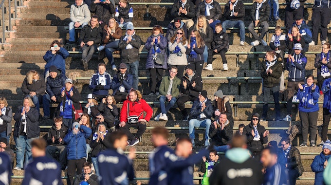 Fans sitzen beim Abschlusstraining des FC Schalke 04 auf der Tribüne des Parkstadions.