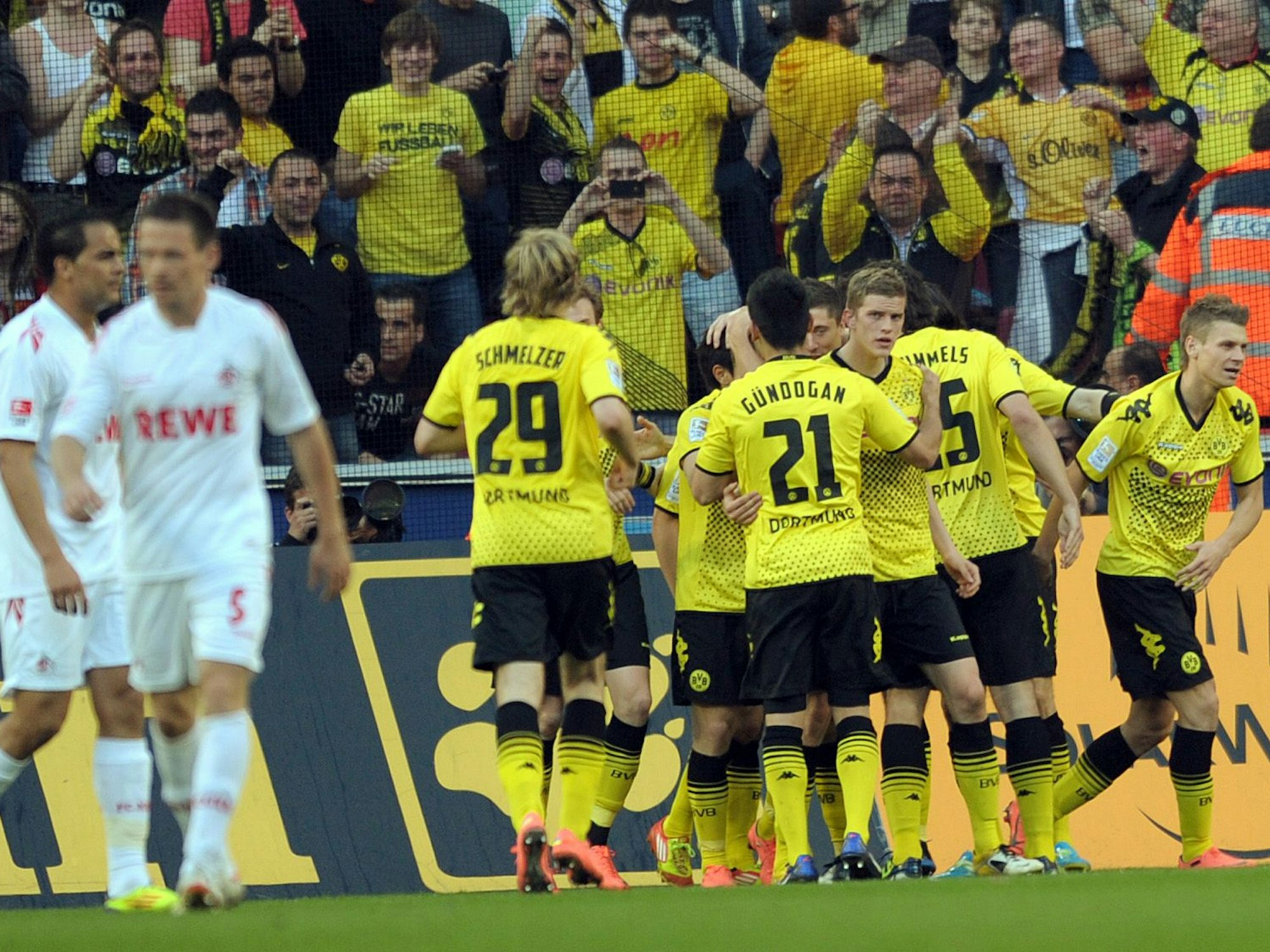 Die Mannschaft von Borussia Dortmund jubelt über einen Treffer gegen den 1. FC Köln.