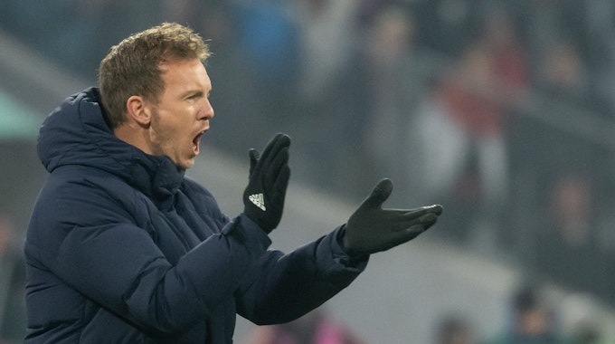 Trainer Julian Nagelsmann von München verfolgt das Spiel gegen den 1. FC Köln am Spielfeldrand und klatscht.