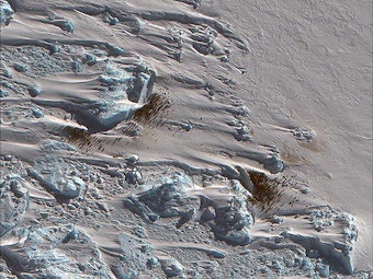 Das undatierte Foto des British Antarctic Survey (BAS) zeigt die neue entdeckte Kolonie von Kaiserpinguinen in der Antarktis. Die Forschenden kamen ihr dank verräterischer brauner Flecken auf die Spur.