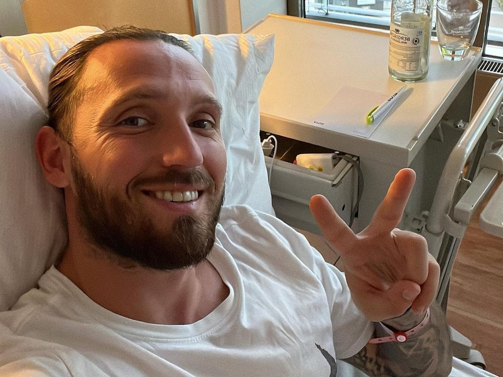 Fußball-Profi Marco Höger zeigt sich am 5. Oktober 2022 nach überstandener Operation im Krankenbett.