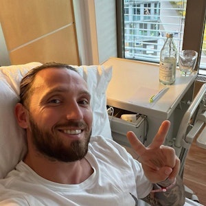 Fußball-Profi Marco Höger zeigt sich am 5. Oktober 2022 nach überstandener Operation im Krankenbett.