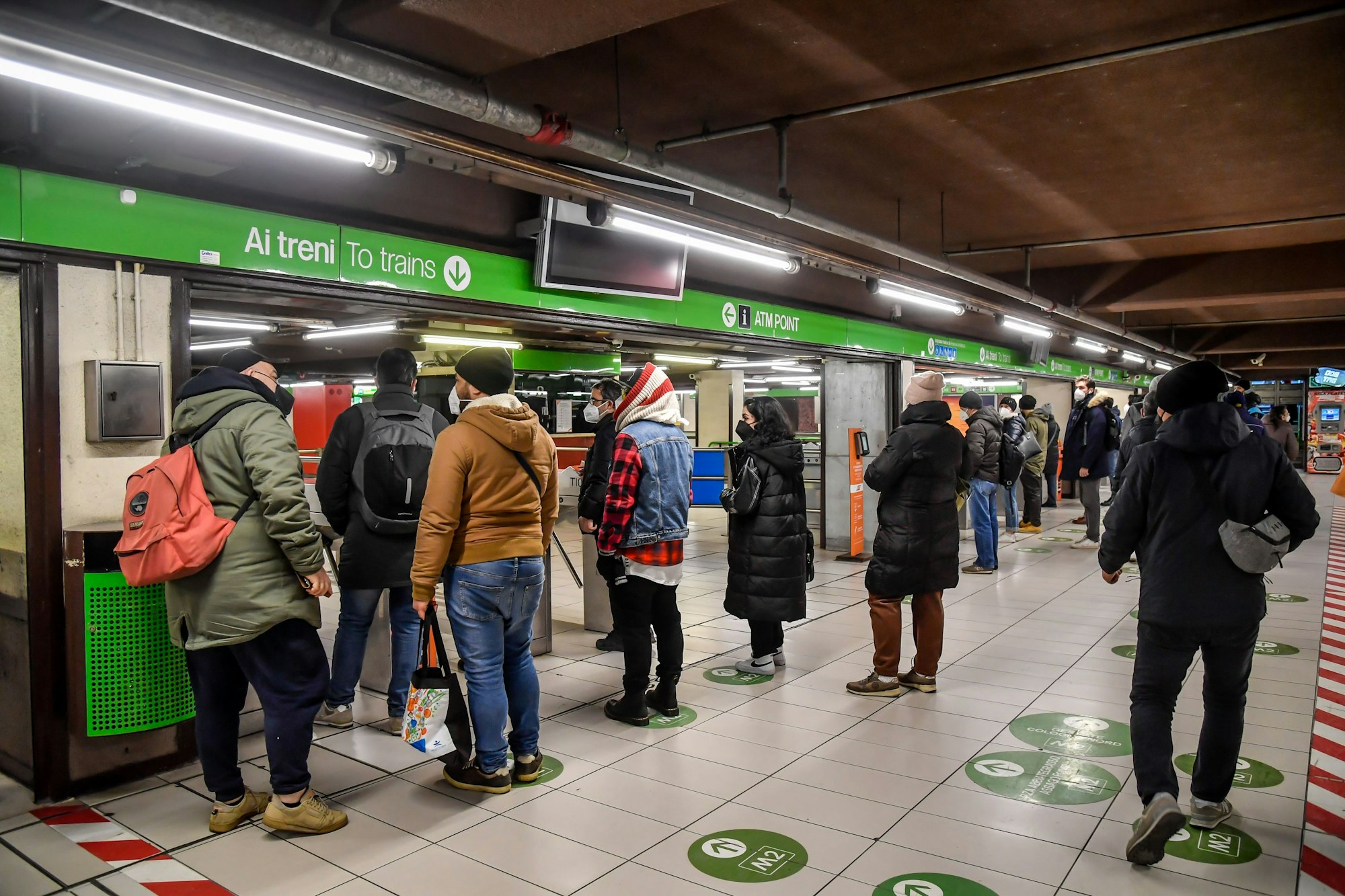 Menschen stehen in der U-Bahn-Station Cadorna während eines Streiks im öffentlichen Nahverkehr in Mailand.