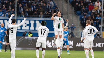 Jonas Hofmann feiert den Treffer zum 2:0 für Borussia Mönchengladbach im Bundesliga-Spiel gegen die TSG Hoffenheim am 28. Januar 2023 mit einem Jubelsprung. Hofmann trägt das weiße Heimtrikot von Borussia. Seine Teamkollegen Ramy Bensebaini, Manu Koné und Nico Elvedi (v.l.n.r.) feiern mit.
