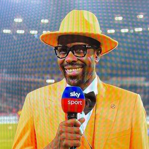 Mo Idrissou steht beim Sky-Interview am Spielfeldrand.