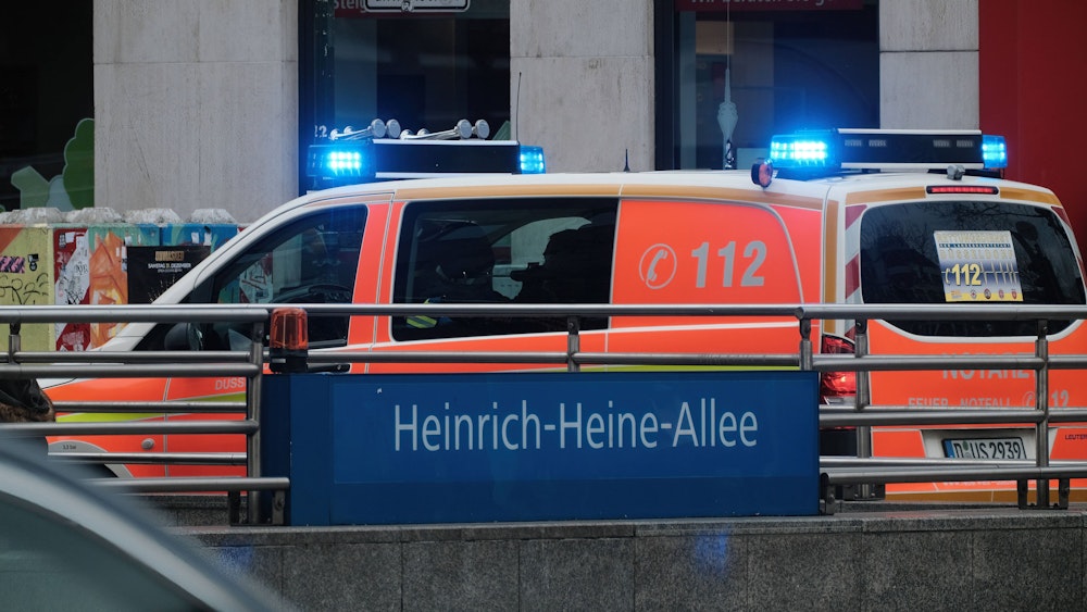 Ein Rettungswagen steht neben dem Eingang zur Haltestelle Heinrich-Heine-Allee in Düsseldorf.