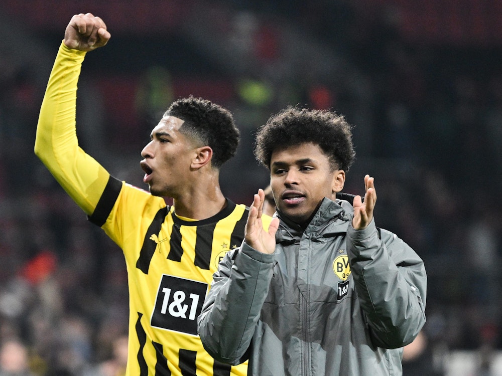 Dortmunds Karim Adeyemi und Jude Bellingham feiern nach der Partie in Leverkusen.
