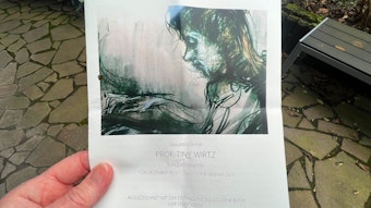 Das Foto zeigt eine Zeichnung von Wilhelm Heiner, die Tiny Wirtz zeigt; entnommen dem Flyer, der bei ihrer Beerdigung an die Trauergäste verteilt wurde.