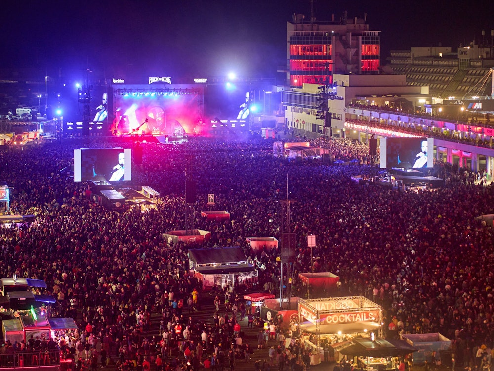 Fans stehen beim Auftritt der britischen Rockband Muse vor der Hauptbühne des Festivals Rock am Ring.