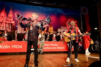 Erry Stoklosa und Bömmel Lückerath singen auf der Bühne.