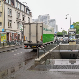 Autos und Sprinter stehen an der Kreuzung der Venloer Straße mit der Äußeren Kanalstraße in Köln.