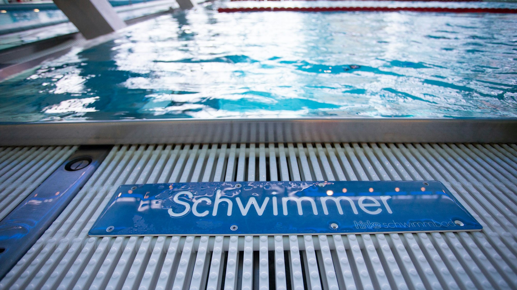 Ein Schild mit der Aufschrift „Schwimmer“ kennzeichnet das tiefe Sportbecken im Agrippabad.