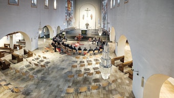 In der Kirche St Martin in Rheinbach wurden die alten Bänke weggeräumt. Eine Gruppe sitzt zur Andacht im Kreis beisammen.