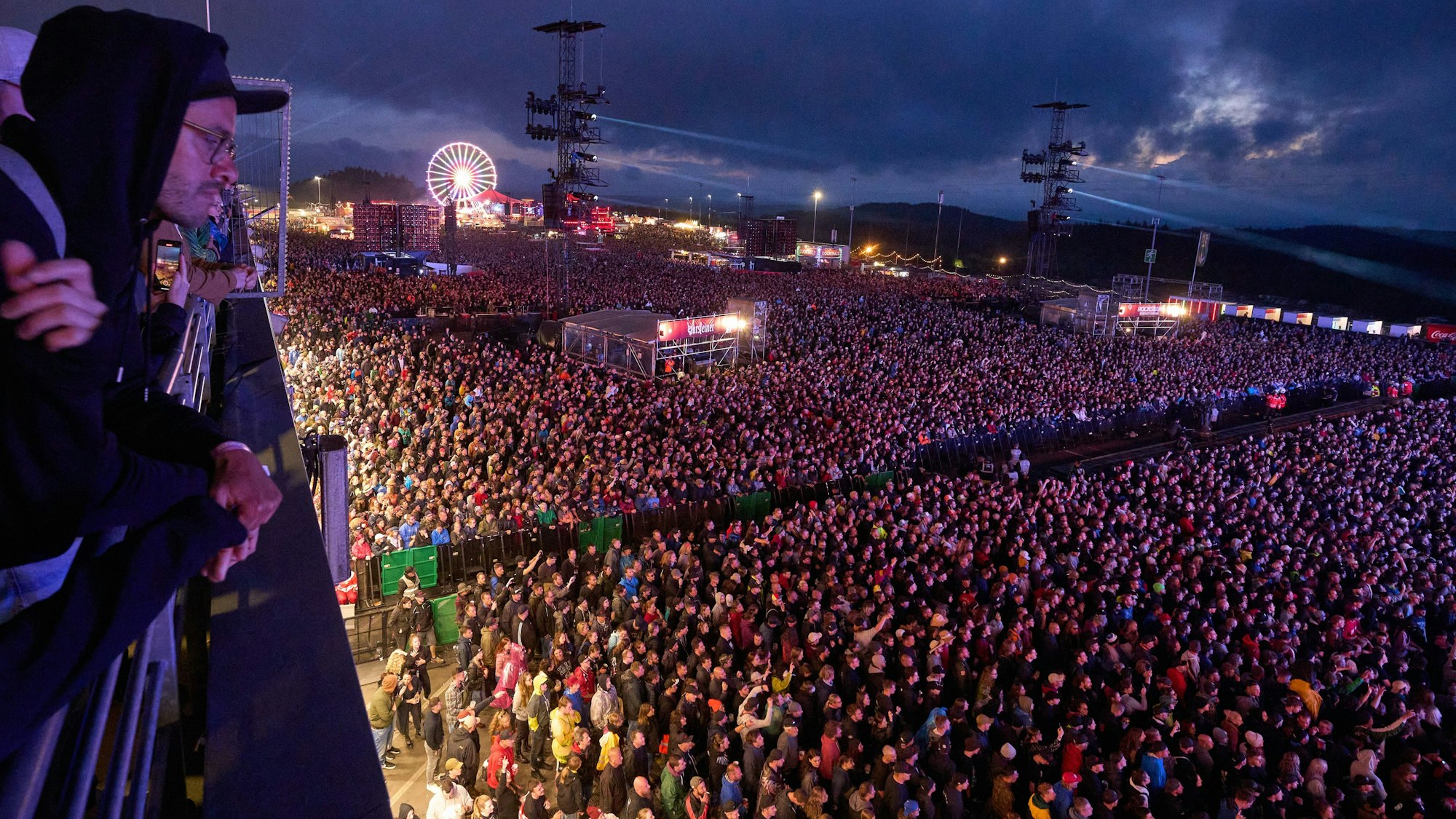 Fans stehen beim Auftritt der dänischen Metal-Band Volbeat vor der Hauptbühne des Open-Air-Rockfestivals Rock am Ring.