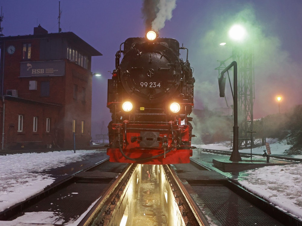 An der Einsatzstelle der Harzer Schmalspurbahnen GmbH wird eine Lok mit Kohle beladen.