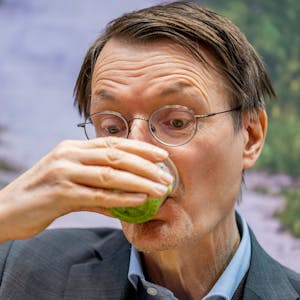 Garantiert gesund: der grüne Smoothie, den Bundesgesundheitsminister Karl Lauterbach auf der Internationalen Grünen Woche zu sich nahm.