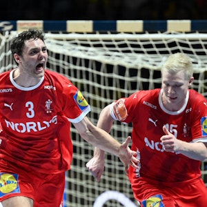 Dänemarks Niclas Kirkelokke jubelt mit Magnus Saugstrup über ein Tor im WM-Finale gegen Frankreich.