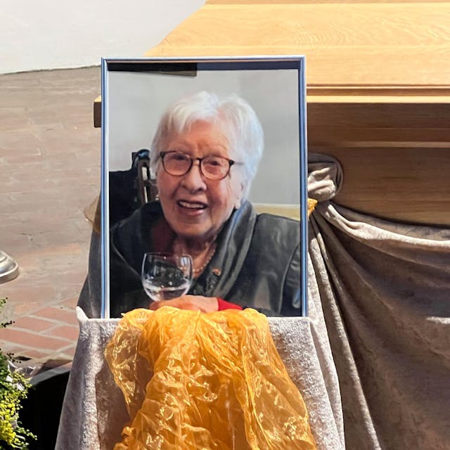 So werden sie viele in Erinnerung behalten: Pianistin Tiny Wirtz wurde auf Melatenfriedhof in Köln beerdigt. Das Foto an ihrem Sarg zeigt eine bemerkenswerte Frau.