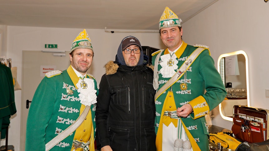 Marc Metzger posiert mit zwei Gardisten der Ehrengarde.