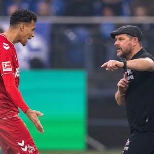 Kölns Trainer Steffen Baumgart (r) spricht mit Davie Selke.
