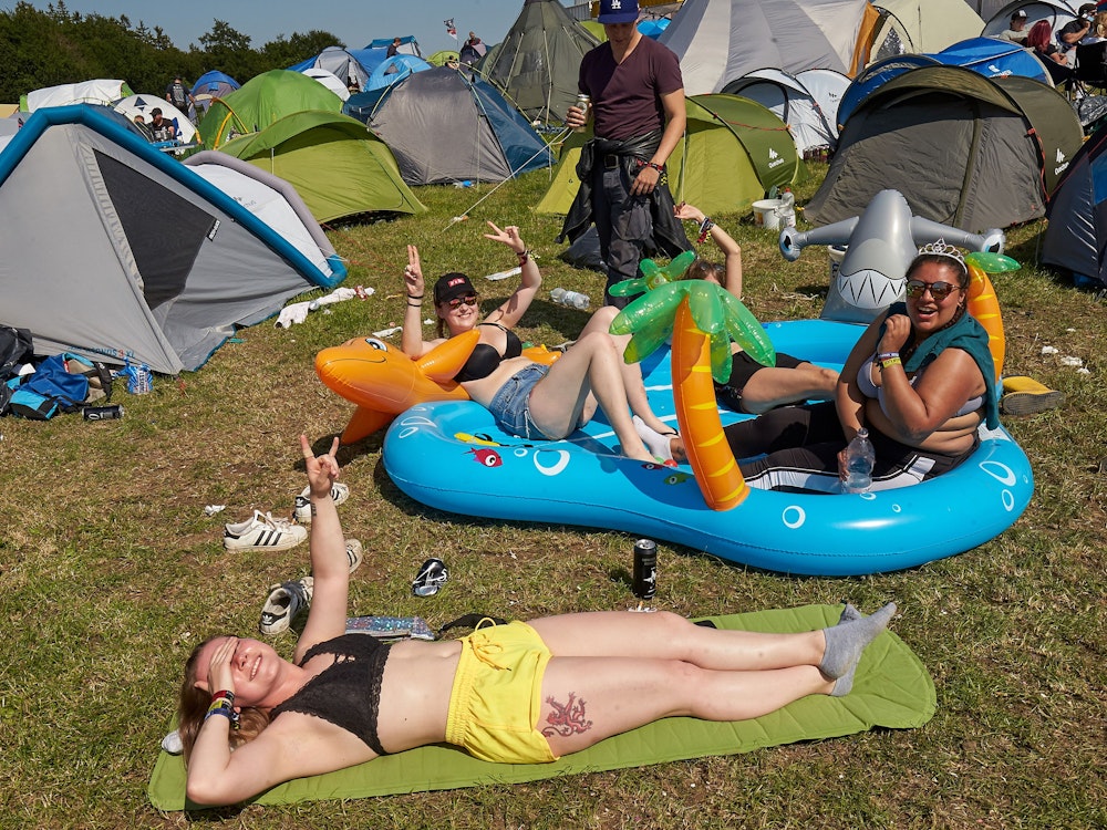 Rockfans aus Großbritannien sonnen sich auf dem Campinggelände des Open-Air-Festivals Rock am Ring.