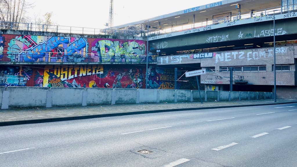 An der Ecke Geldernstraße/Parkgürtel ist ein riesiges Graffito zu sehen.