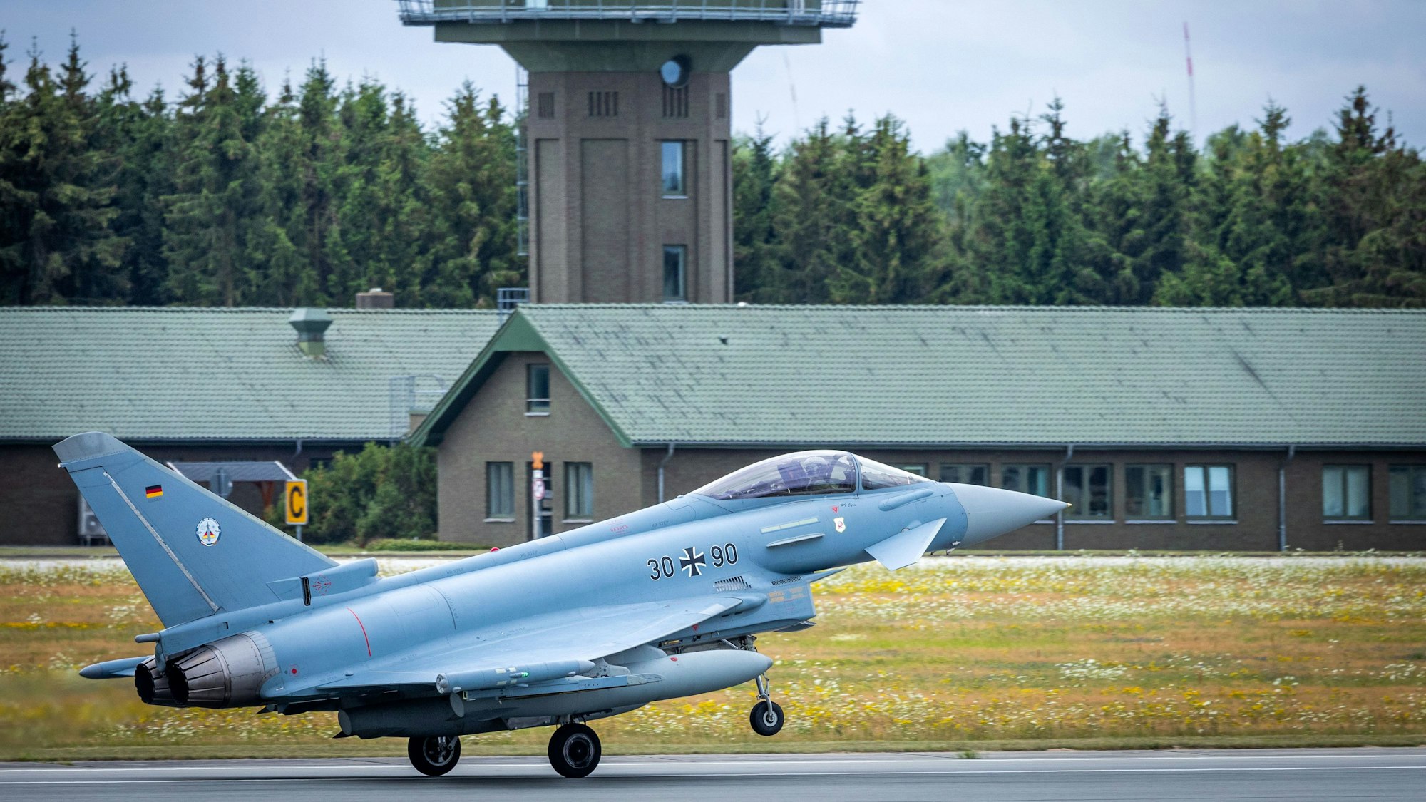 Ein Eurofighter startet im Fliegerhorst Rostock-Laage zu einem Flug in Richtung Estland. (Symbolbild)