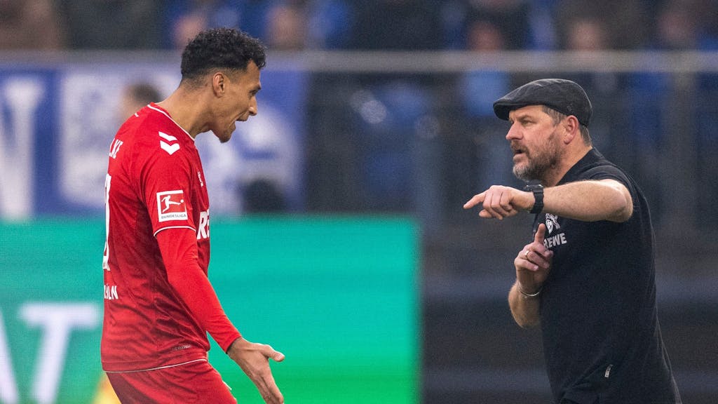 Steffen Baumgart und Davie Selke (beide 1. FC Köln) tauschen sich beim Bundesliga-Spiel auf Schalke aus.