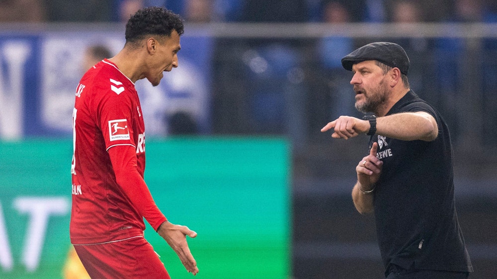Steffen Baumgart und Davie Selke (beide 1. FC Köln) tauschen sich beim Bundesliga-Spiel auf Schalke aus.