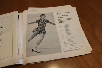 Das Programmheft der Eiskunstlauf-EM in Köln. Darauf ein Foto einer Eiskunstläuferin.