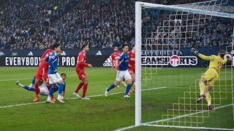 Moritz Jenz vom FC Schalke scheitert mit seinem Kopfball an FC-Torwart Marvin Schwäbe.