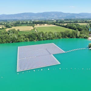 Eine Photovoltaik-Anlage schwimmt auf dem Baggersee Maiwald.&nbsp;