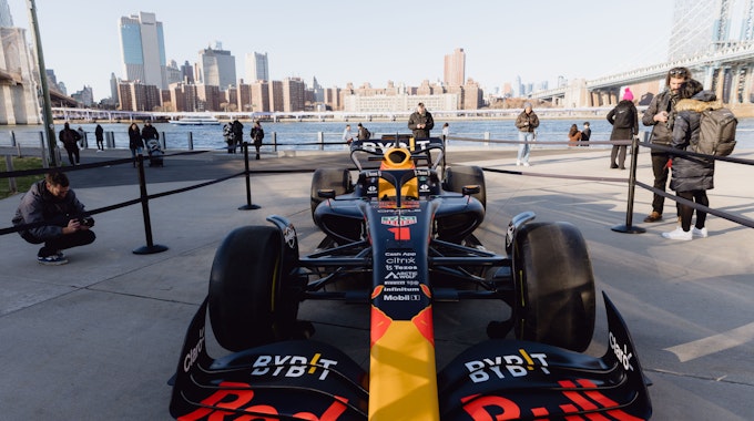 Dezember 2022: Ein Red-Bull-Auto der Formel 1 vor der New Yorker Skyline.