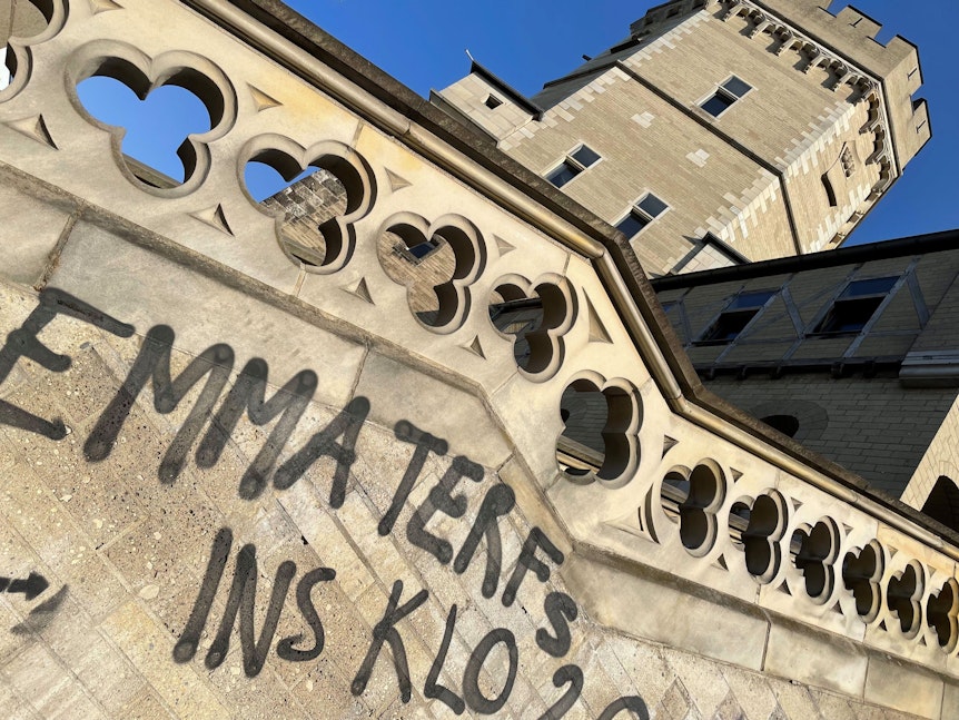 Graffito auf dem Bayenturm in Köln. Der Slogan richtet sich gegen die Redaktion der Zeitschrift Emma.