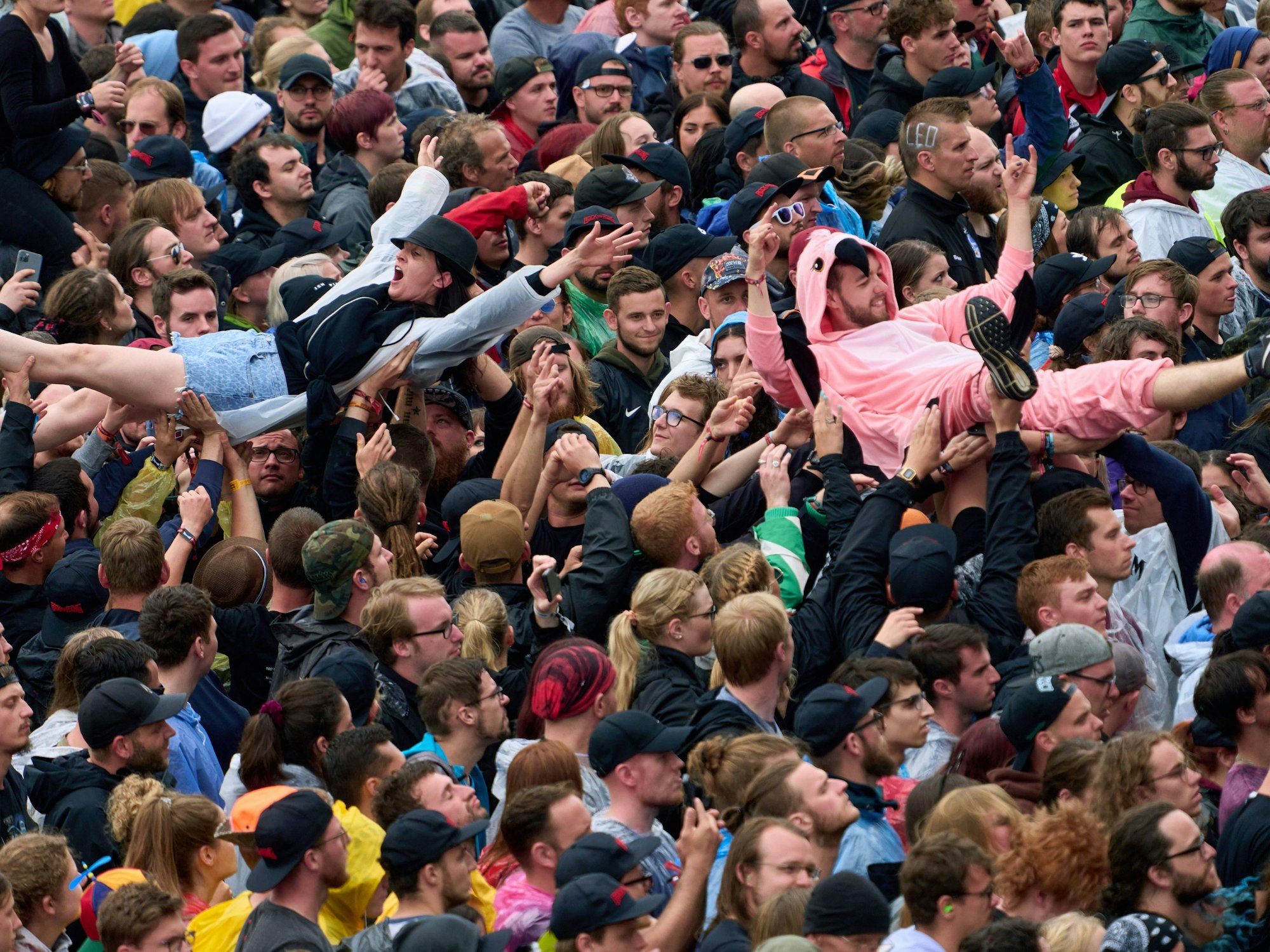Crowdsurfer lassen sich während des Auftritts der britischen Metal-Band Bullet for my Valentine vor der Hauptbühne des Open-Air-Rockfestivals Rock am Ring über die Köpfe des Publikums tragen.