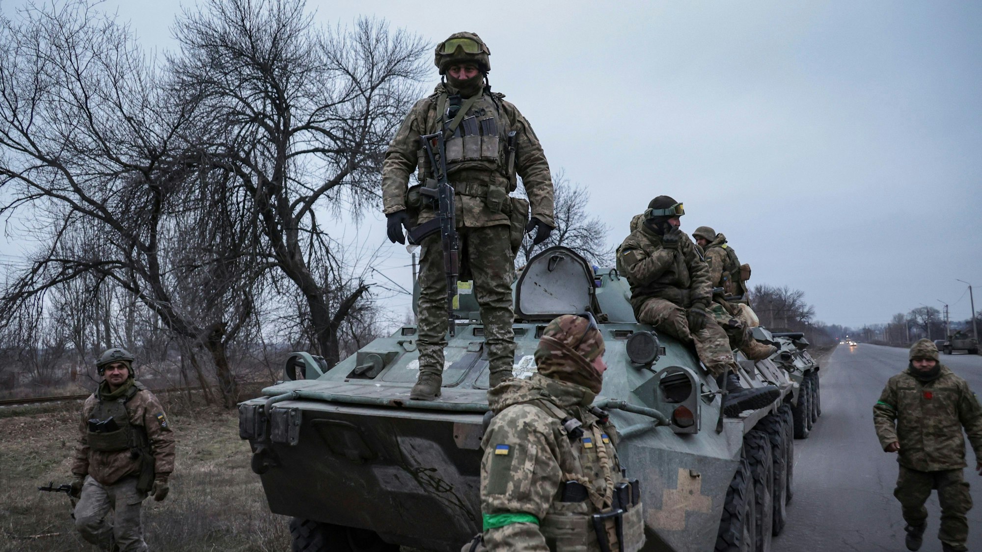 Ukrainische Soldaten umringen einen Panzer kurz vor der Frontlinie in der Region Donez.
