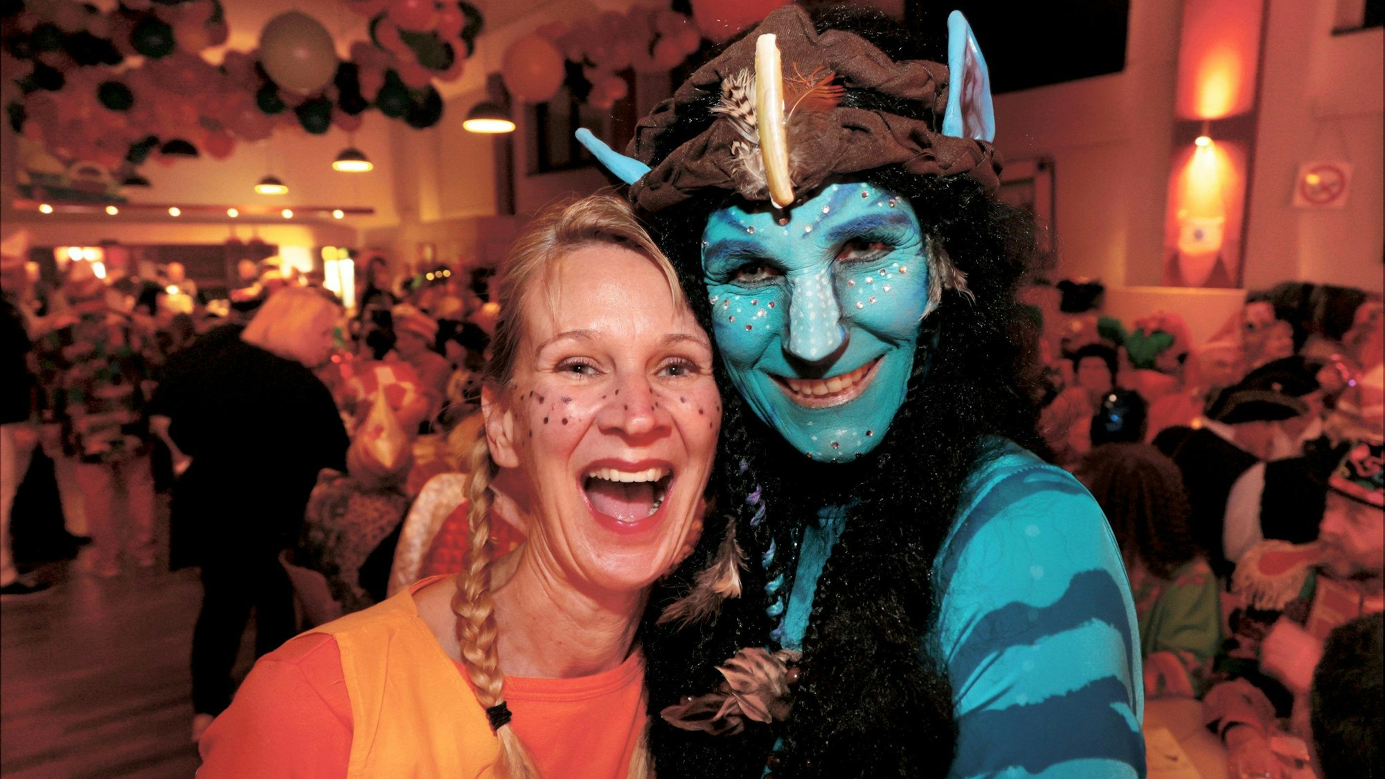 Besucher als Pippi Langstrumpf und Avatar verkleidet.