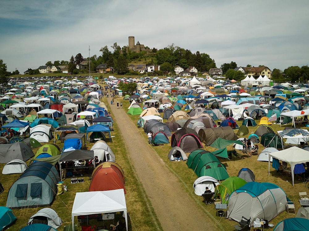 Rockfans warten auf dem Campinggelände auf den Auftakt des Open-Air-Festivals Rock am Ring.