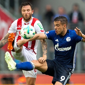 1. FC Köln gegen FC Schalke 04 im Rhein-Energie-Stadion im April 2018: Kölns Marco Höger (l) und Schalkes Franco Di Santo kämpfen um den Ball.