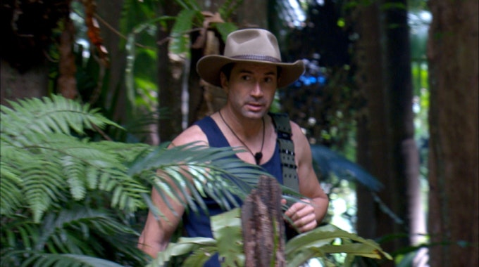 Tag 14 im Dschungelcamp. Lucas Cordalis ärgert sich darüber, das Gigi und Papis ihn nach der Dschungelprüfung allein im Wald zurückgelassen haben.