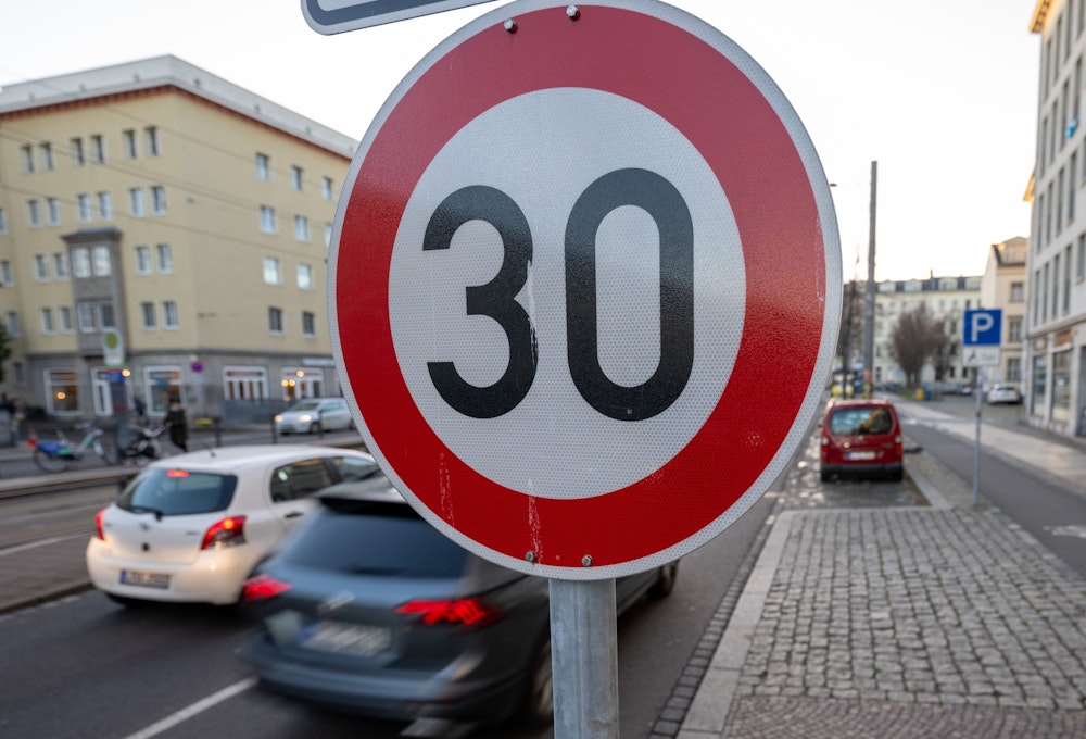 Ein Schild in Leipzig weist Autofahrer auf Tempo 30 hin.
