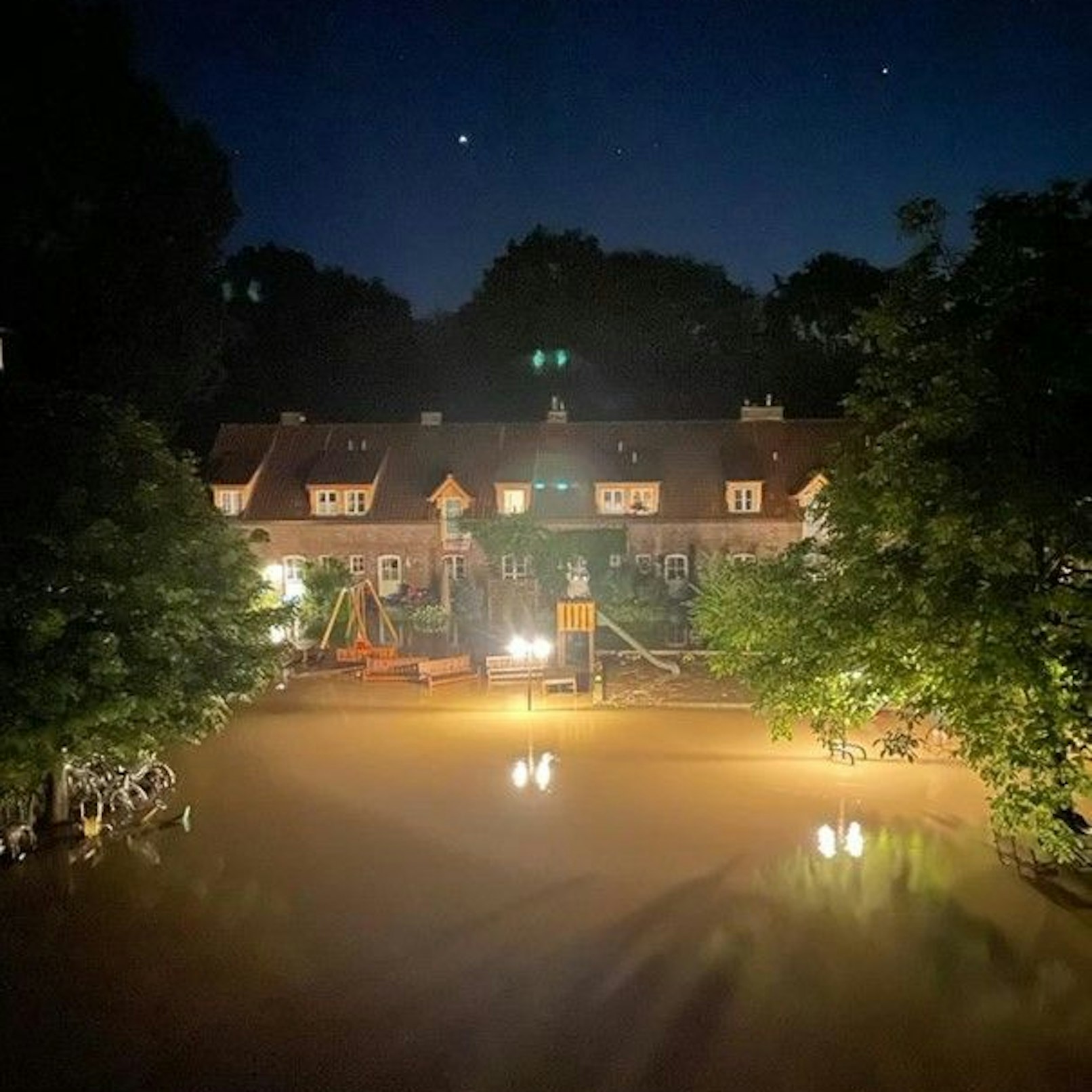 Das Haus Haan in Köln-Dünnwald während der Flut. Der gesamte Vorplatz steht unter Wasser.