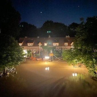 Das Haus Haan in Köln-Dünnwald während der Flut. Der gesamte Vorplatz steht unter Wasser.