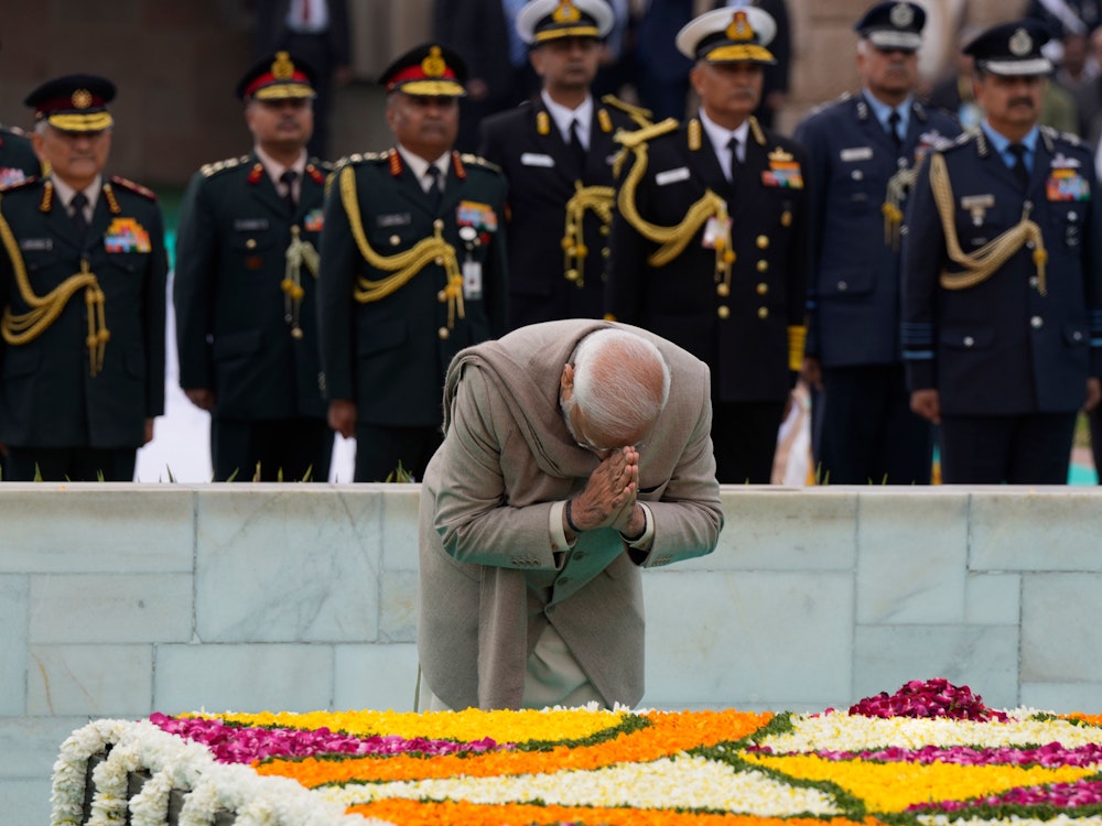 Narendra Modi, Premierminister von Indien, würdigt Mahatma Gandhi an dessen Todestag am Rajghat, einer Gedenkstätte in Neu-Delhi.