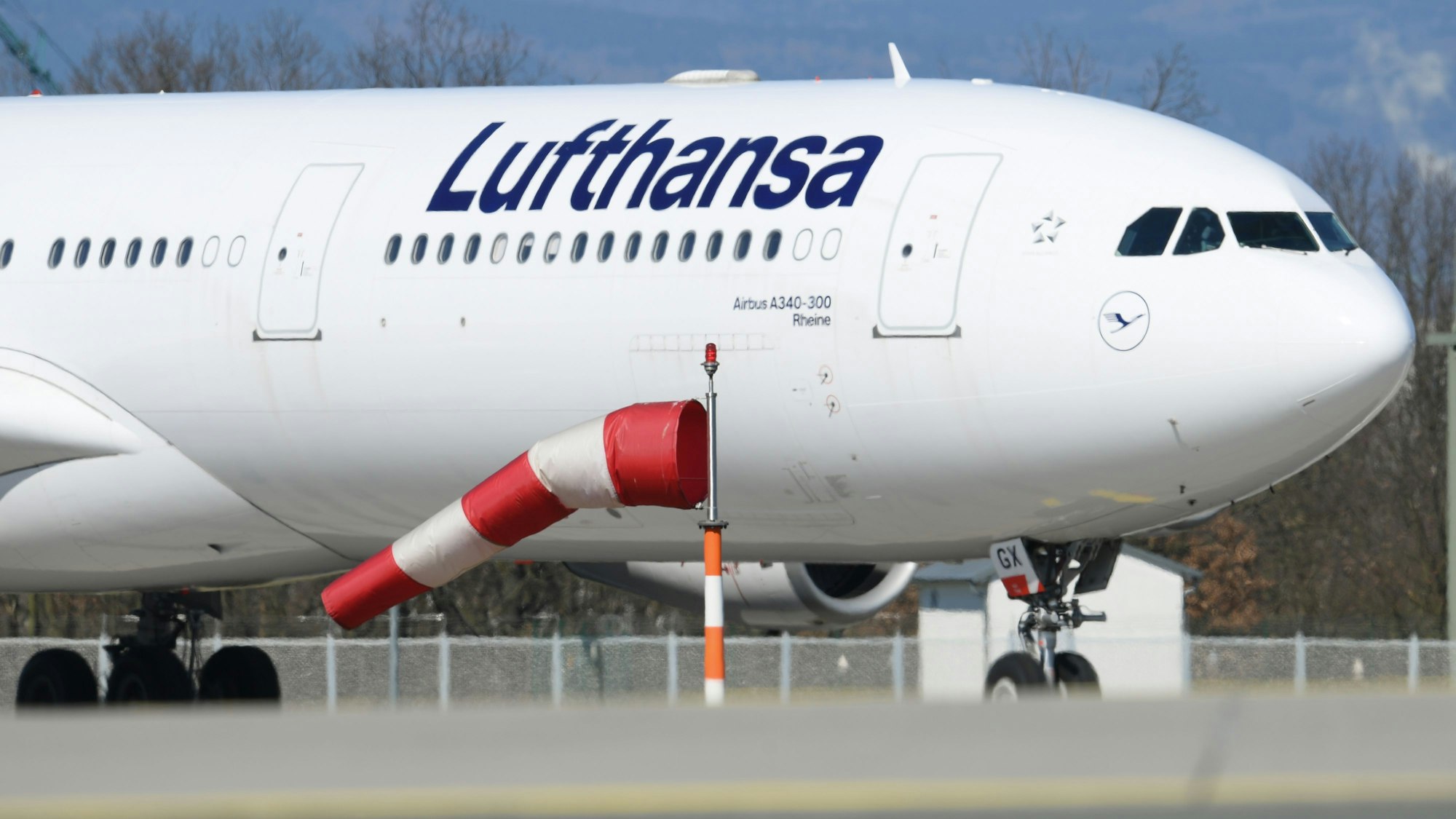 Ein Airbus A340-300 der Lufthansa ist auf der Landebahn Nordwest des Frankfurter Flughafens geparkt. (Symbolbild)
