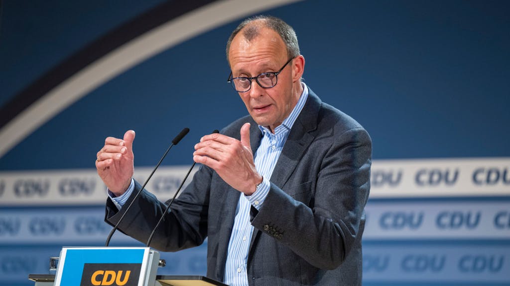 CDU-Chef Friedrich Merz Ende Januar bei einem Wahlkampf-Bürgertreffen in Berlin: Das CDU-Präsidium forderte Hans-Georg Maaßen zum Parteiaustritt auf.