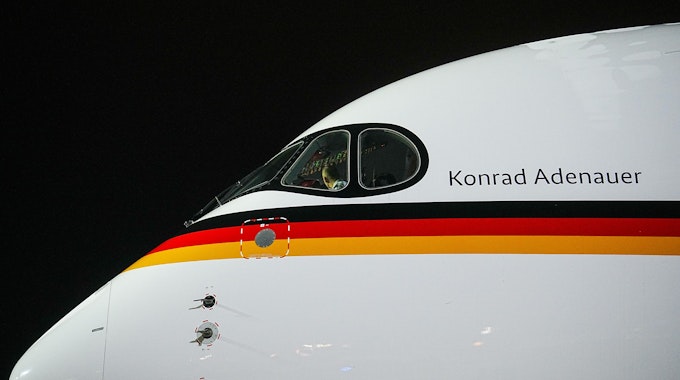 Der neue Airbus A350 „Konrad Adenauer“ steht am 28. Januar 2023 auf dem militärischen Teil des Flughafens Berlin-Brandenburg (BER).